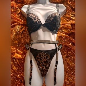 Victoria’s Secret 3pc set. Includes bra 34B, garter belt (S-M), panties size M.